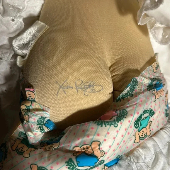 Vintage 1985 Cabbage Patch Kids Doll in White Eyelet Dress & Red Ribbon - Picture 8 of 8